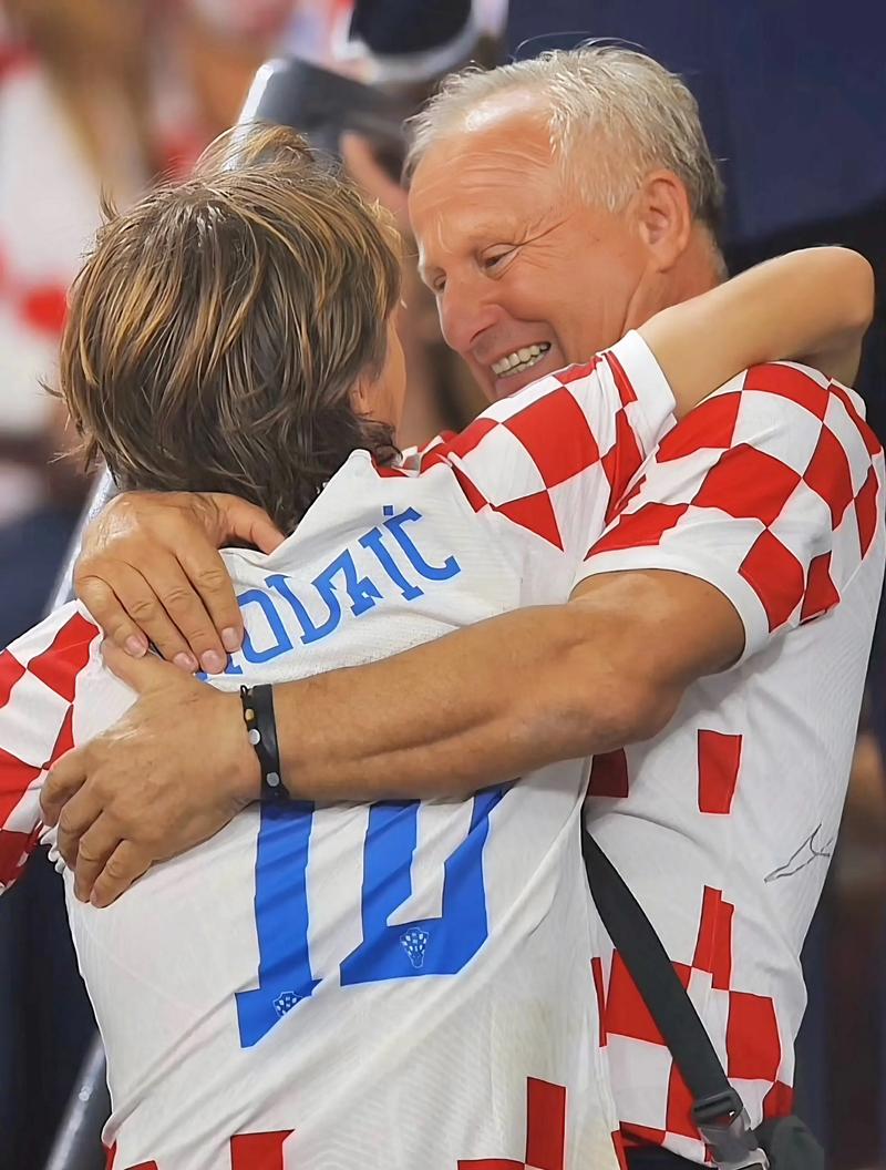 轻伤不下火线！记者：姆巴佩左手无名指骨折，但仍将出战曼城