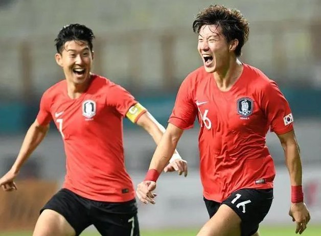 记者：至少有12家俱乐部有意梅努，球员本人首选那不勒斯（多达12家俱乐部竞逐梅努，球员本人更倾向那不勒斯）